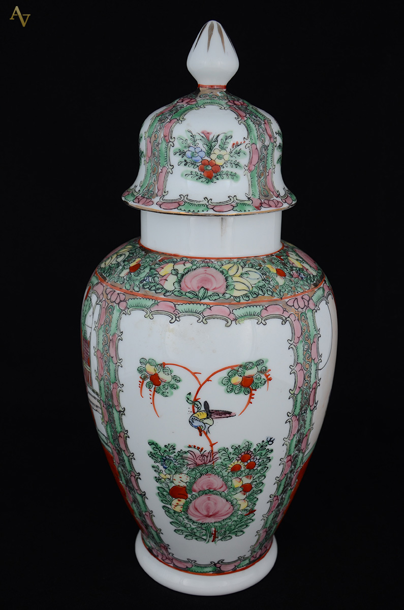 Potiche de porcelana decorado em policromia ao gosto oriental. Altura... - foto 2 de 2