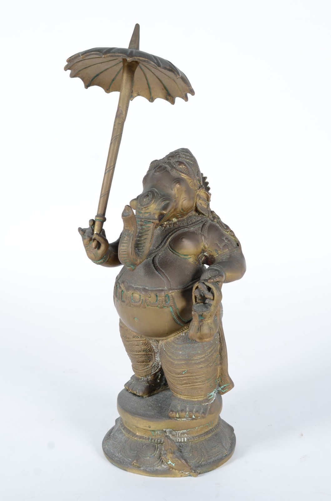 Escultura de metal dourado representando Ganesha com sombrinha. - foto 1 de 10