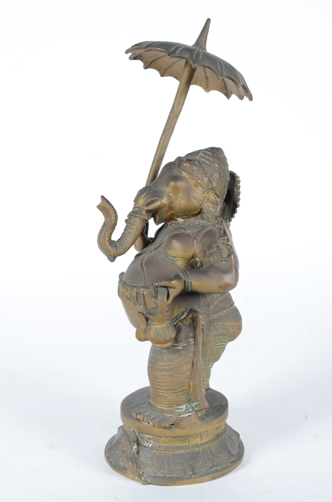 Escultura de metal dourado representando Ganesha com sombrinha. - foto 3 de 10