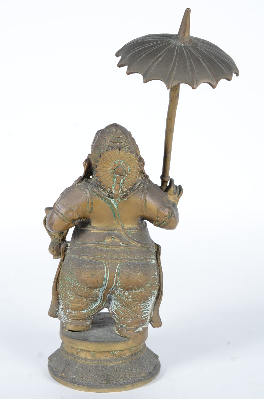 Escultura de metal dourado representando Ganesha com sombrinha. - foto 4 de 10