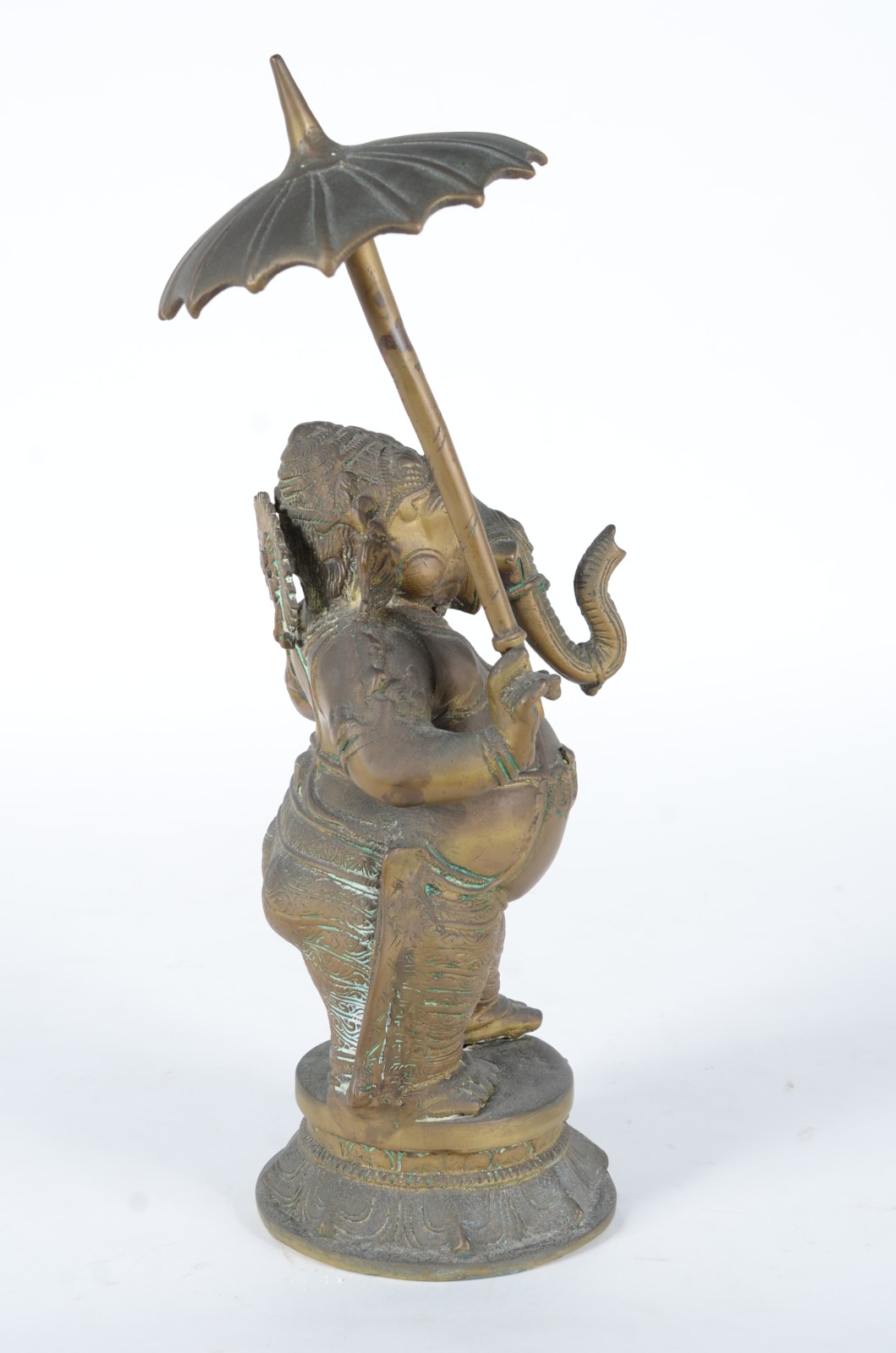 Escultura de metal dourado representando Ganesha com sombrinha. - foto 5 de 10