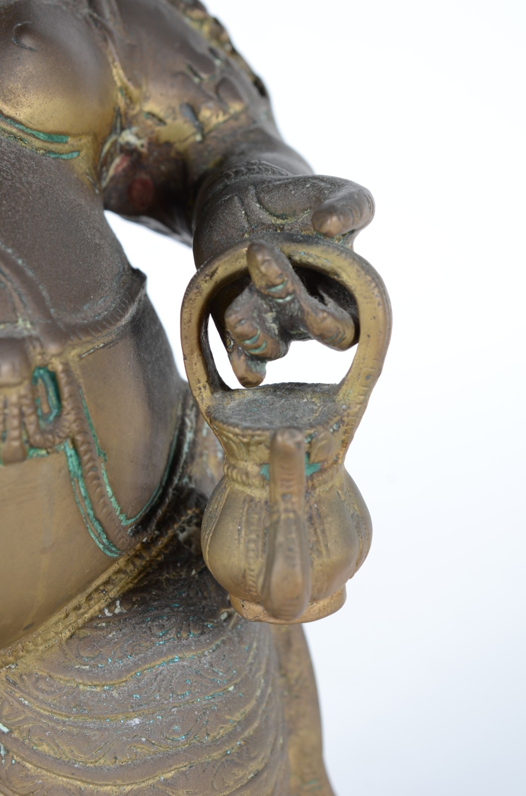 Escultura de metal dourado representando Ganesha com sombrinha. - foto 6 de 10