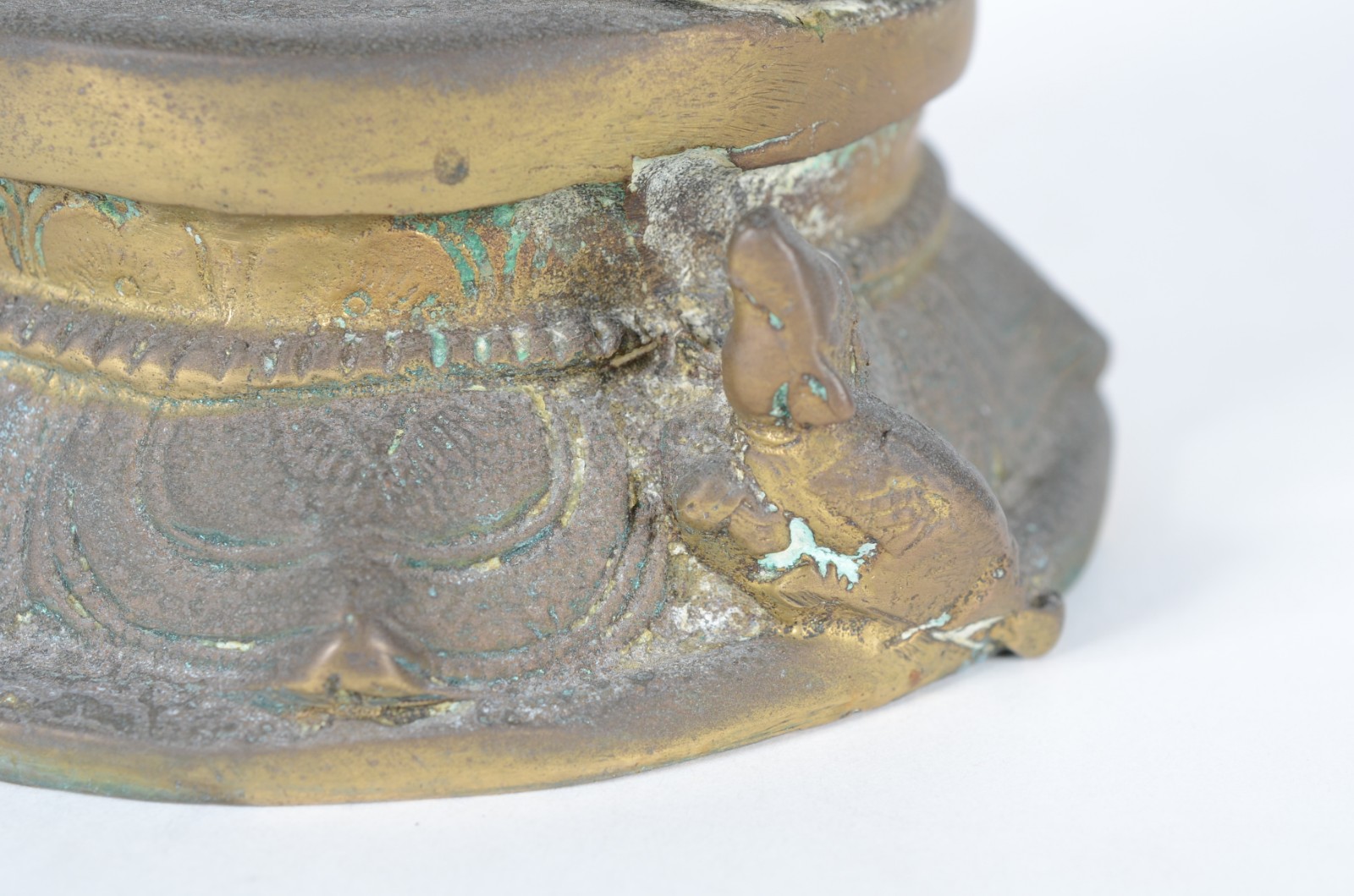 Escultura de metal dourado representando Ganesha com sombrinha. - foto 7 de 10