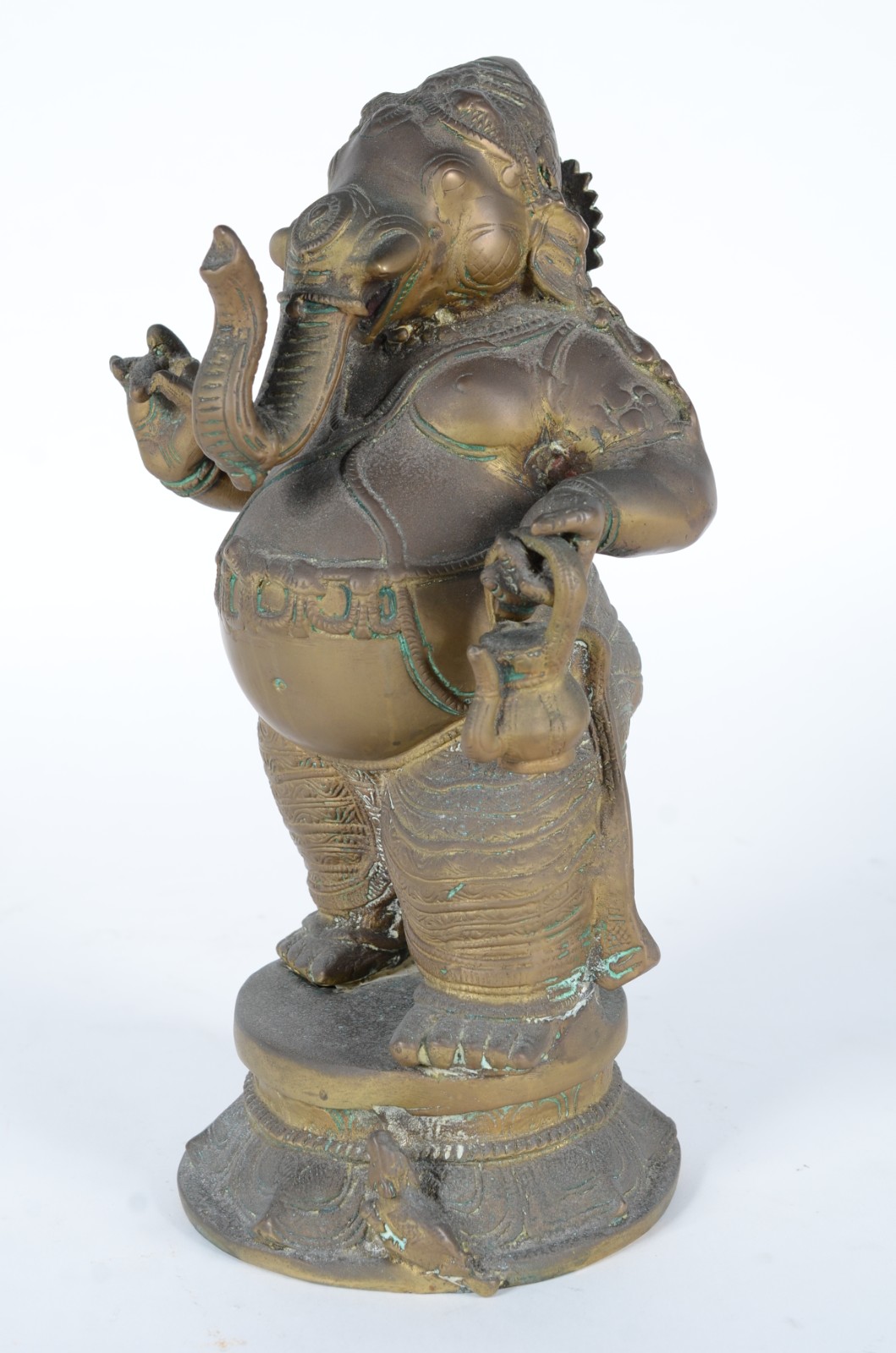 Escultura de metal dourado representando Ganesha com sombrinha. - foto 8 de 10