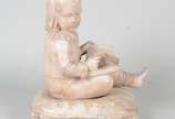 Escultura de mármore europeu ricamente elaborad... - Escultura de mármore europeu ricamente elaborada, representando "Criança com livro sobre almofada". (Restauro no livro e no pé).