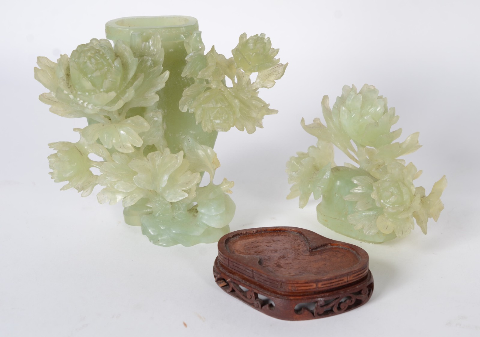 Duas peças de jade oriental sendo uma escultura com pássaro e um... - foto 2 de 11
