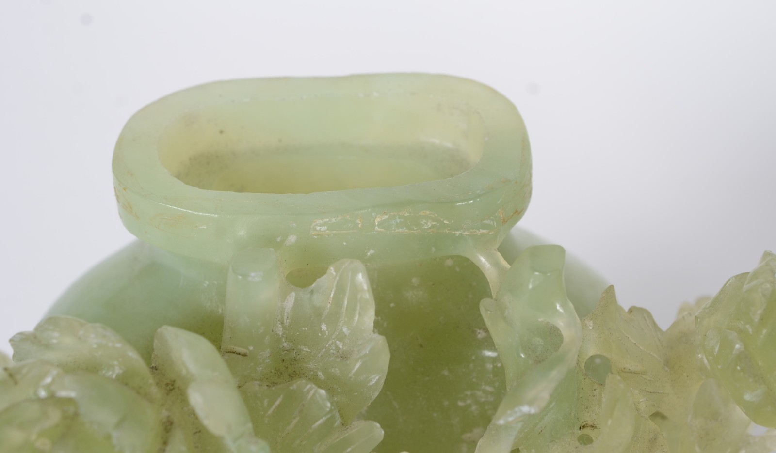 Duas peças de jade oriental sendo uma escultura com pássaro e um... - foto 3 de 11