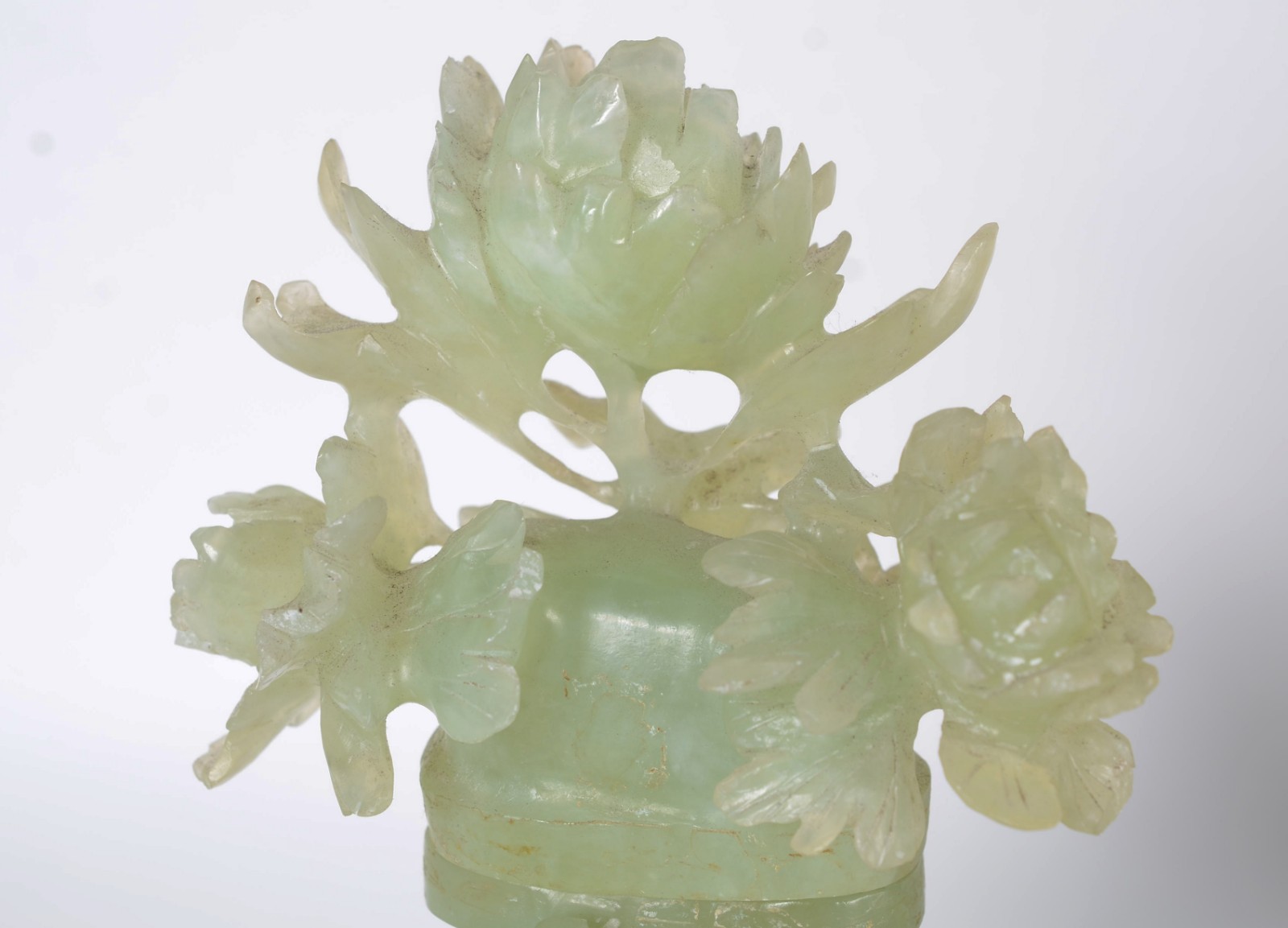 Duas peças de jade oriental sendo uma escultura com pássaro e um... - foto 5 de 11