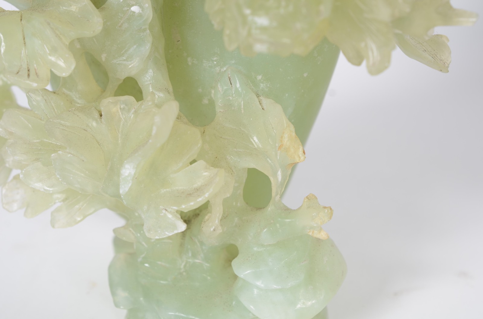 Duas peças de jade oriental sendo uma escultura com pássaro e um... - foto 7 de 11