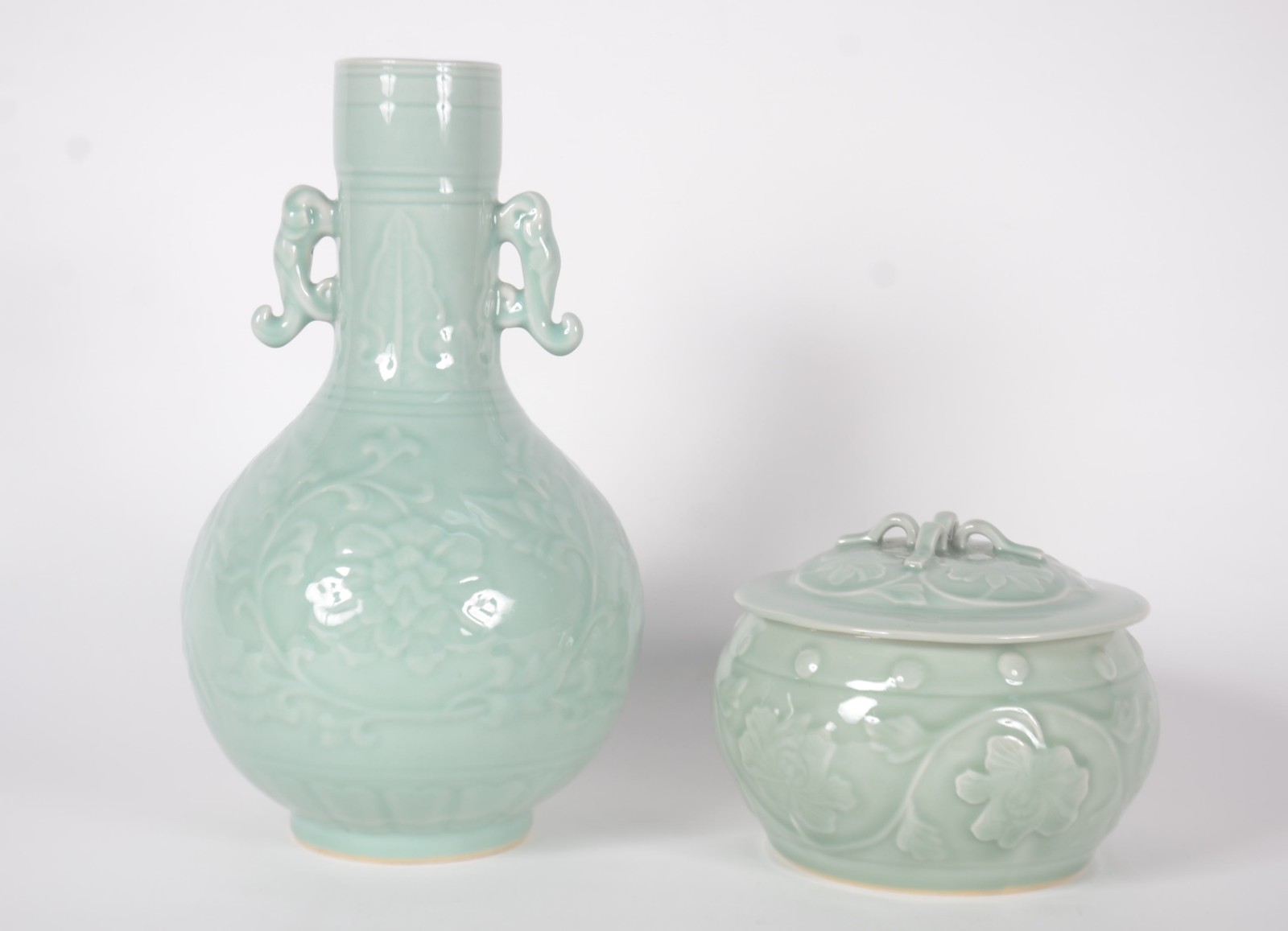 Duas peças de porcelana chinesa na cor verde Celadon, sendo: vaso e... - foto 1 de 8