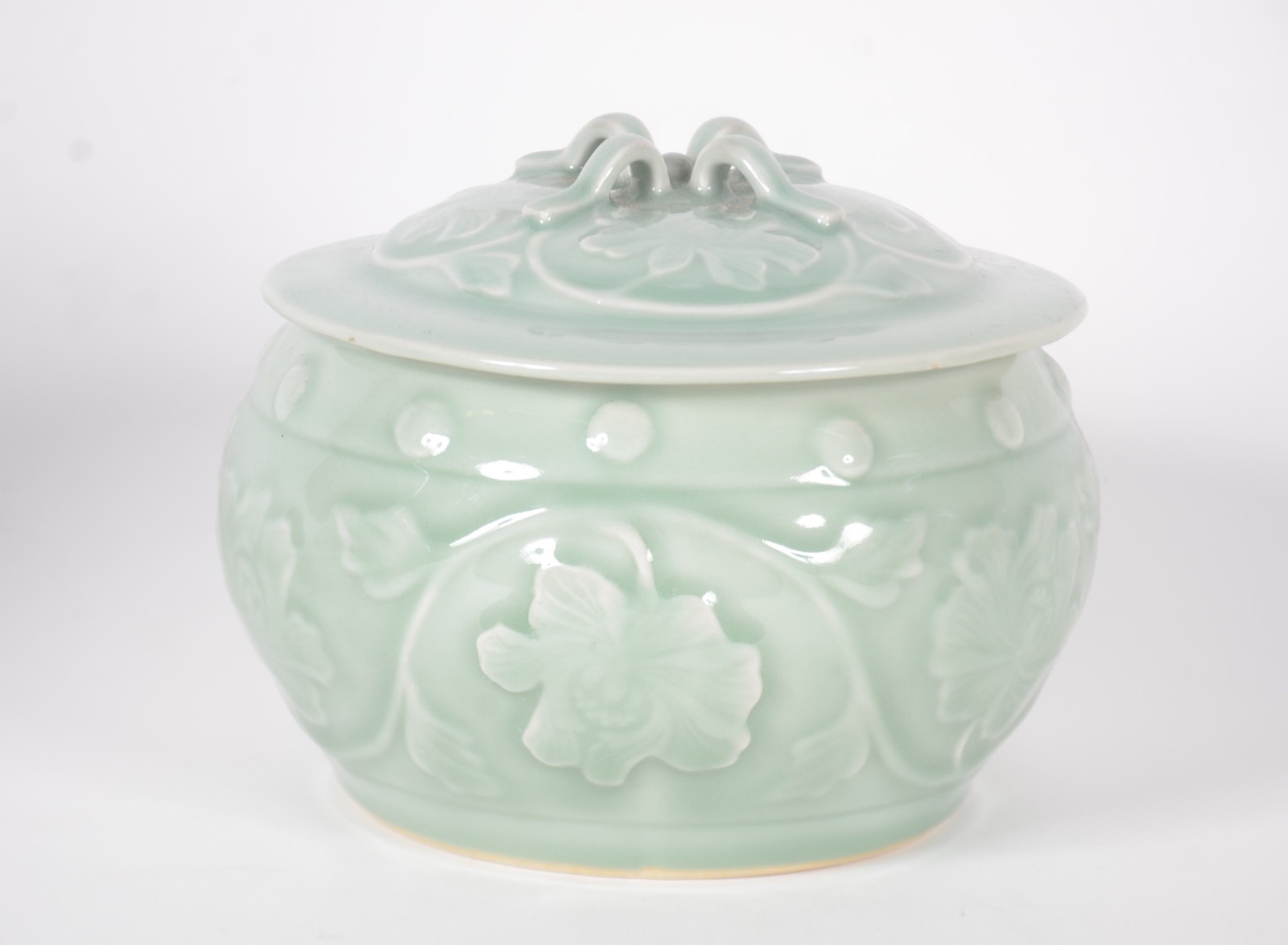 Duas peças de porcelana chinesa na cor verde Celadon, sendo: vaso e... - foto 2 de 8