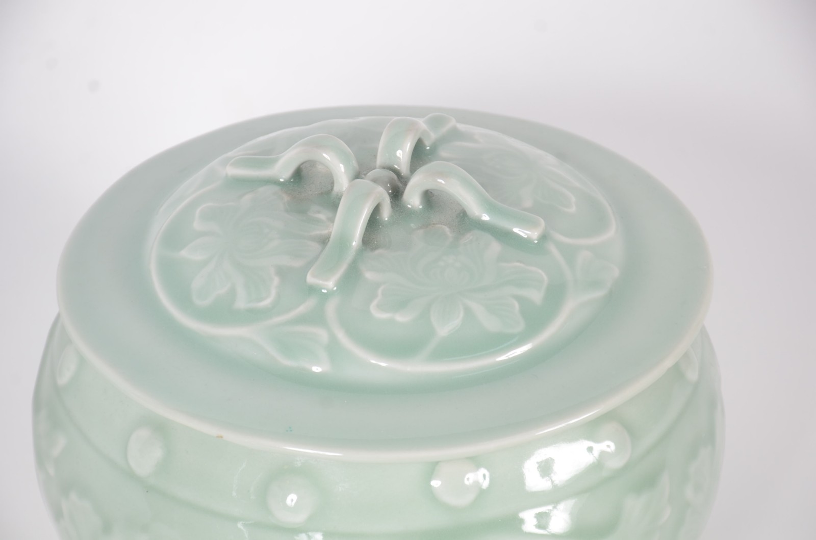 Duas peças de porcelana chinesa na cor verde Celadon, sendo: vaso e... - foto 3 de 8
