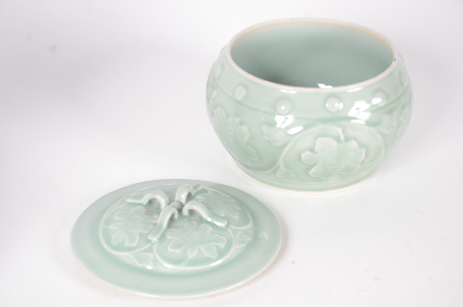 Duas peças de porcelana chinesa na cor verde Celadon, sendo: vaso e... - foto 4 de 8