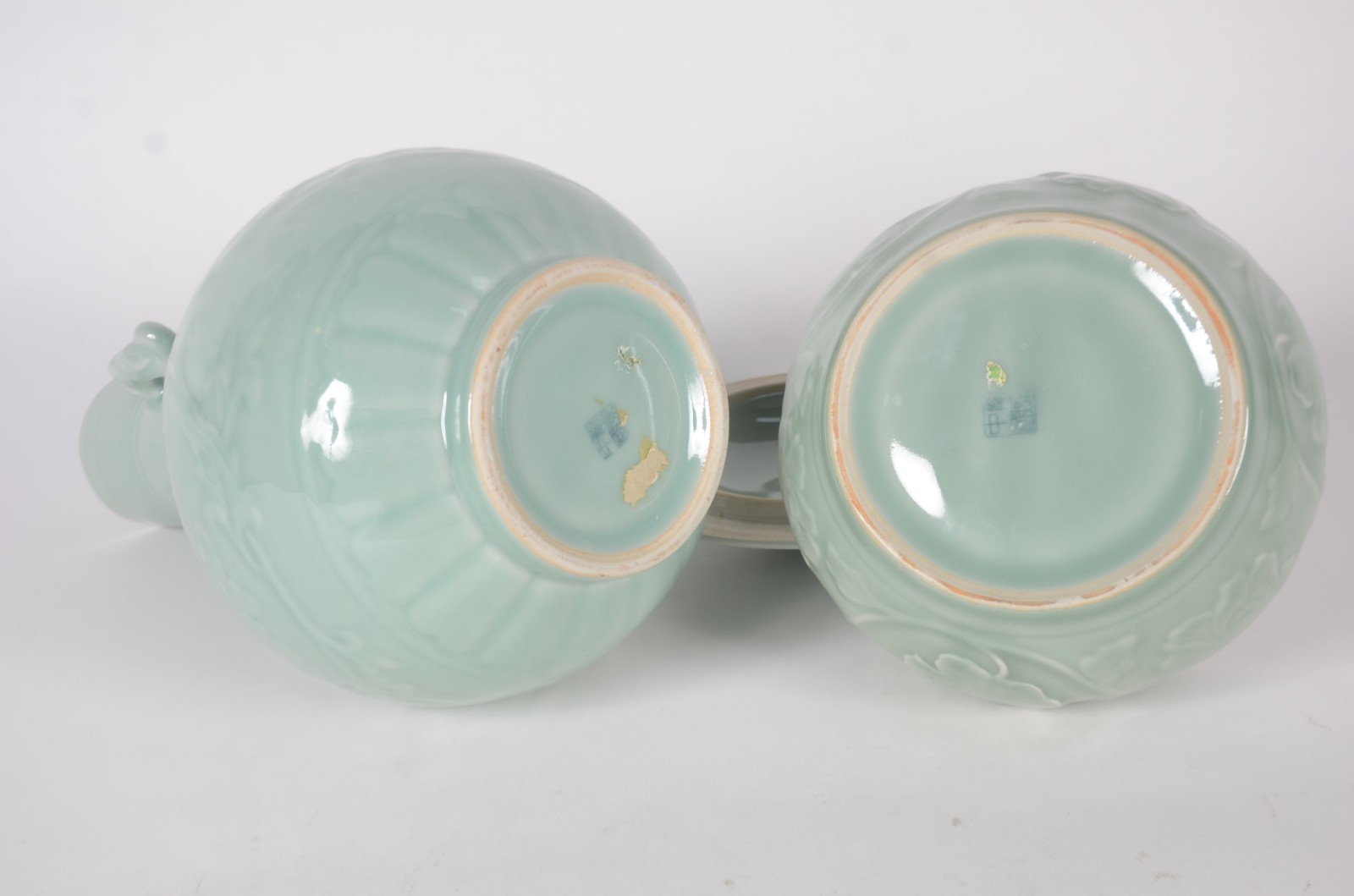 Duas peças de porcelana chinesa na cor verde Celadon, sendo: vaso e... - foto 7 de 8