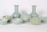 Oito peças diversas de porcelana chinesa na cor... - Oito peças diversas de porcelana chinesa na cor verde Celadon, sendo: par de vasos, potiche e 5 bolws. Pequenos bicados.
