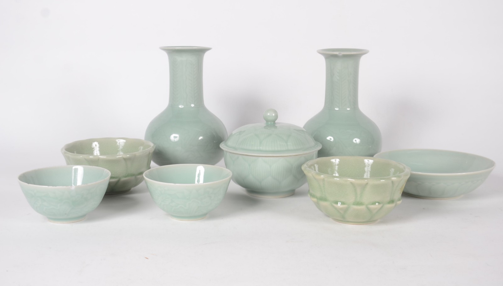 Oito peças diversas de porcelana chinesa na cor verde Celadon, sendo... - foto 1 de 11
