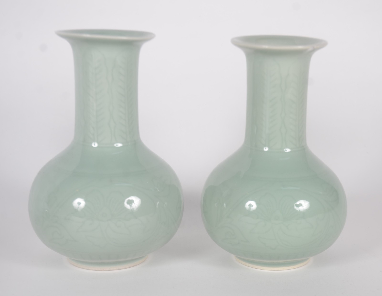 Oito peças diversas de porcelana chinesa na cor verde Celadon, sendo... - foto 2 de 11
