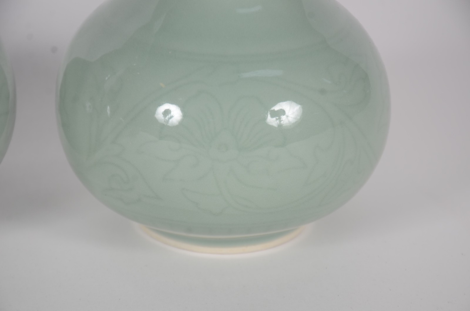 Oito peças diversas de porcelana chinesa na cor verde Celadon, sendo... - foto 3 de 11