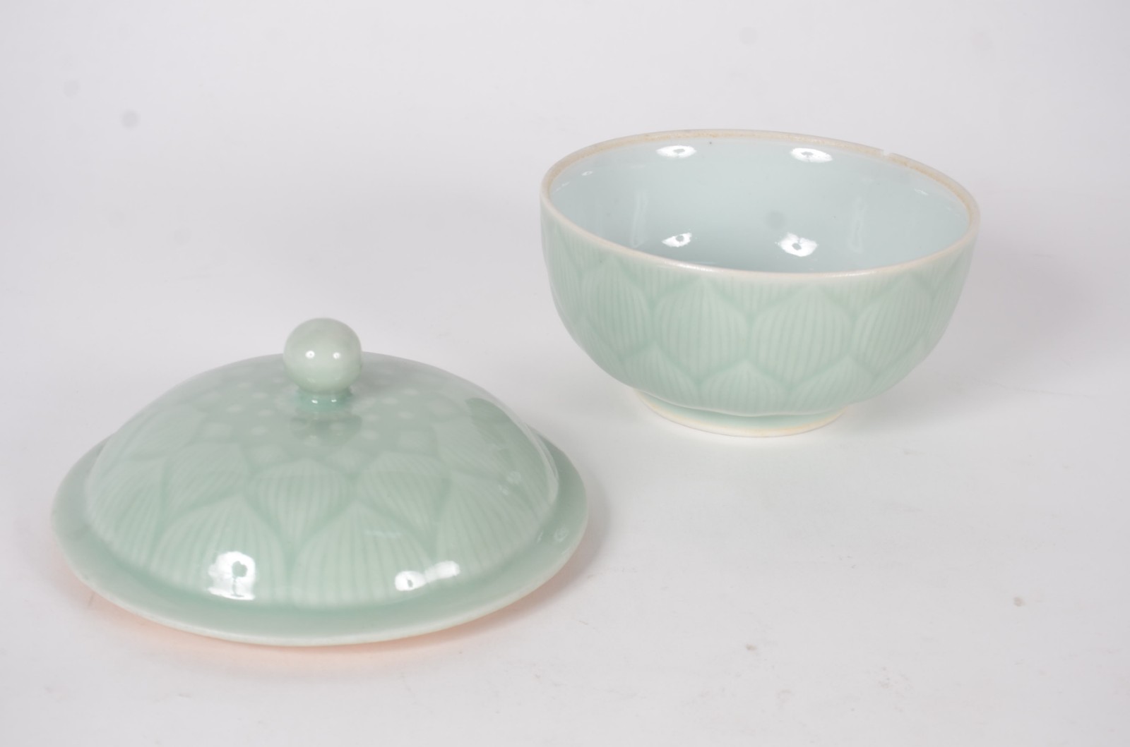 Oito peças diversas de porcelana chinesa na cor verde Celadon, sendo... - foto 5 de 11
