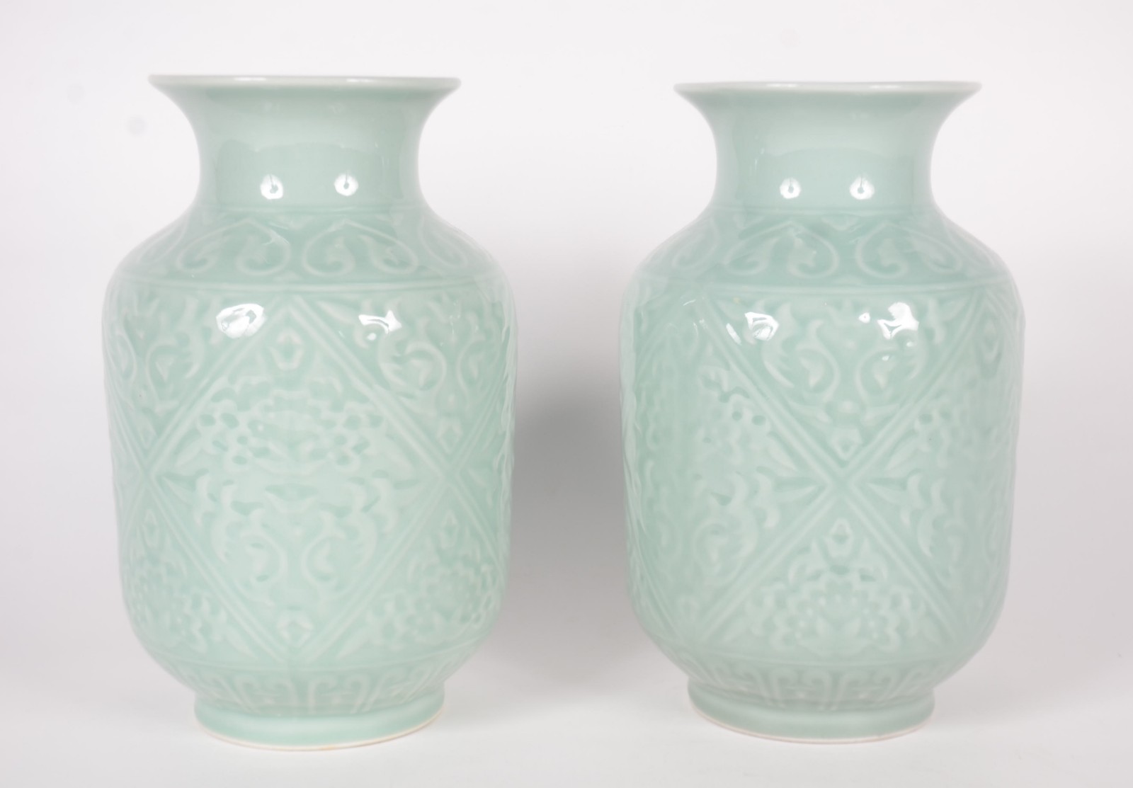 Par de vasos de porcelana chinesa na cor verde Celadon. - foto 1 de 7
