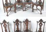 Conjunto com oito cadeiras de madeira nobre, es... - Conjunto com oito cadeiras de madeira nobre, estilo Dom José, ricamente entalhadas, assentos de couro pirogravado e tacheados, pés de garra sobr...