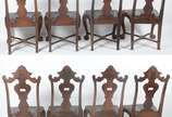 Conjunto com oito cadeiras de madeira nobre, es... - Conjunto com oito cadeiras de madeira nobre, estilo Dom José, ricamente entalhadas, assentos de couro pirogravado e tacheados, pés de garra sobr...