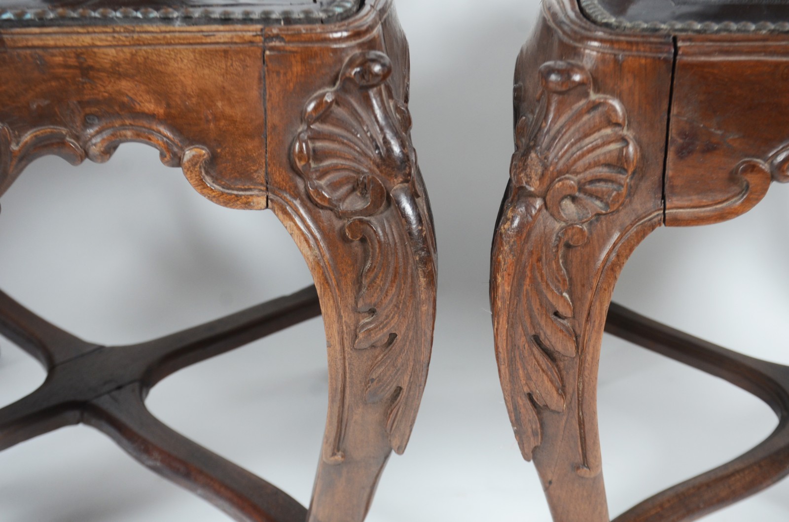 Conjunto com oito cadeiras de madeira nobre, estilo Dom José... - foto 5 de 11