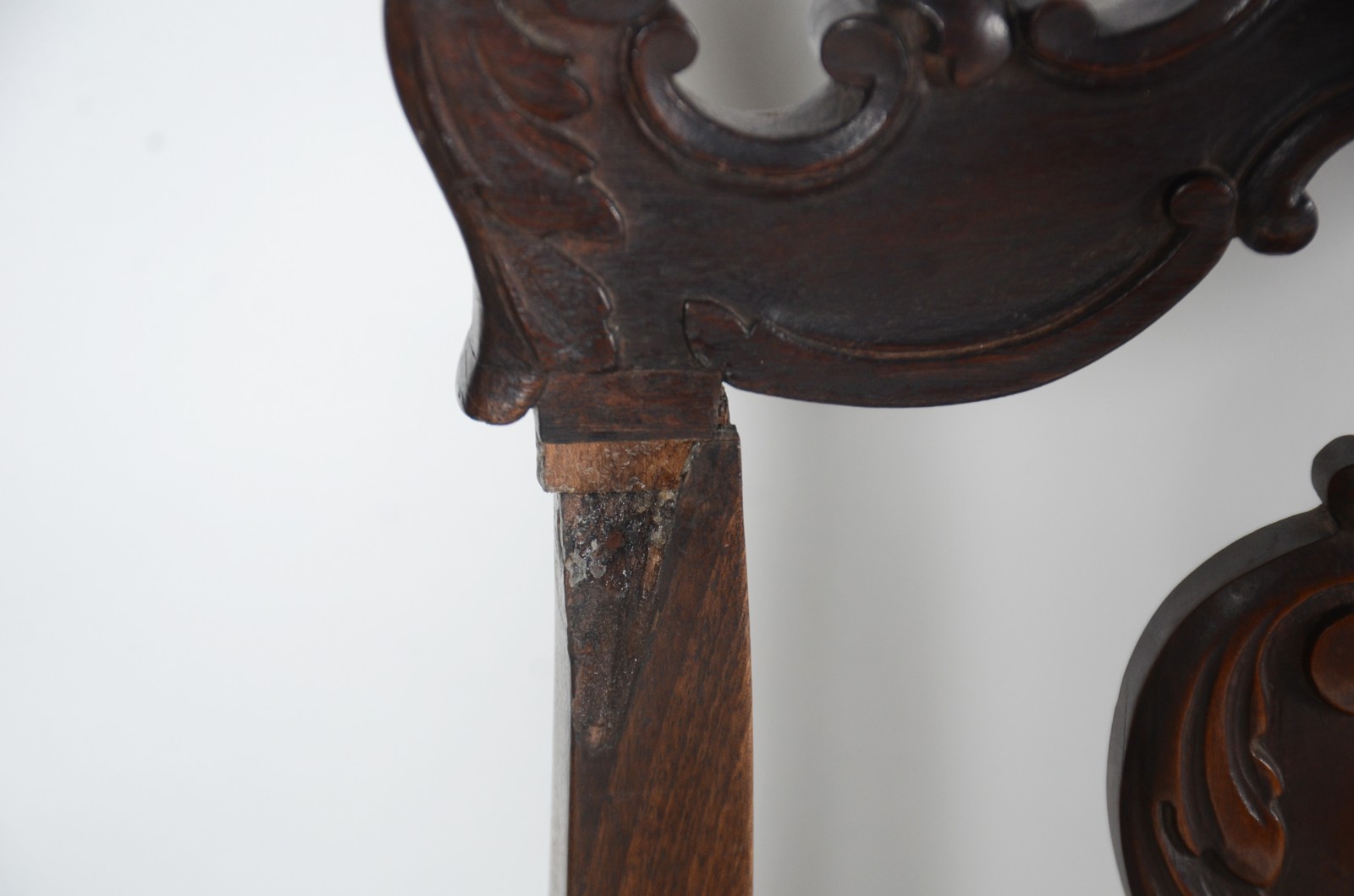 Conjunto com oito cadeiras de madeira nobre, estilo Dom José... - foto 7 de 11