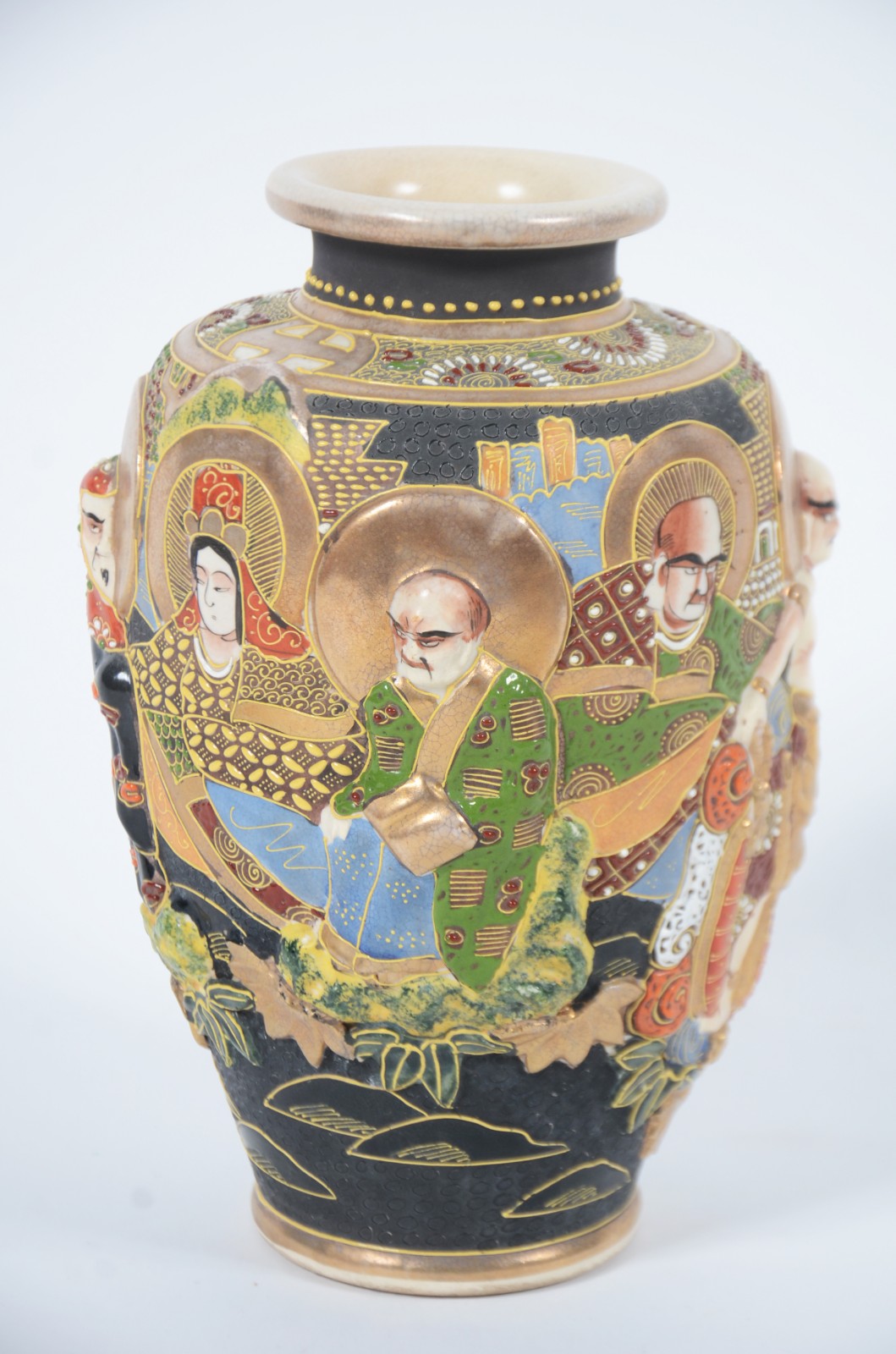 Vaso de faiança japonesa Satzuma decorado com figuras típicas em... - foto 2 de 7