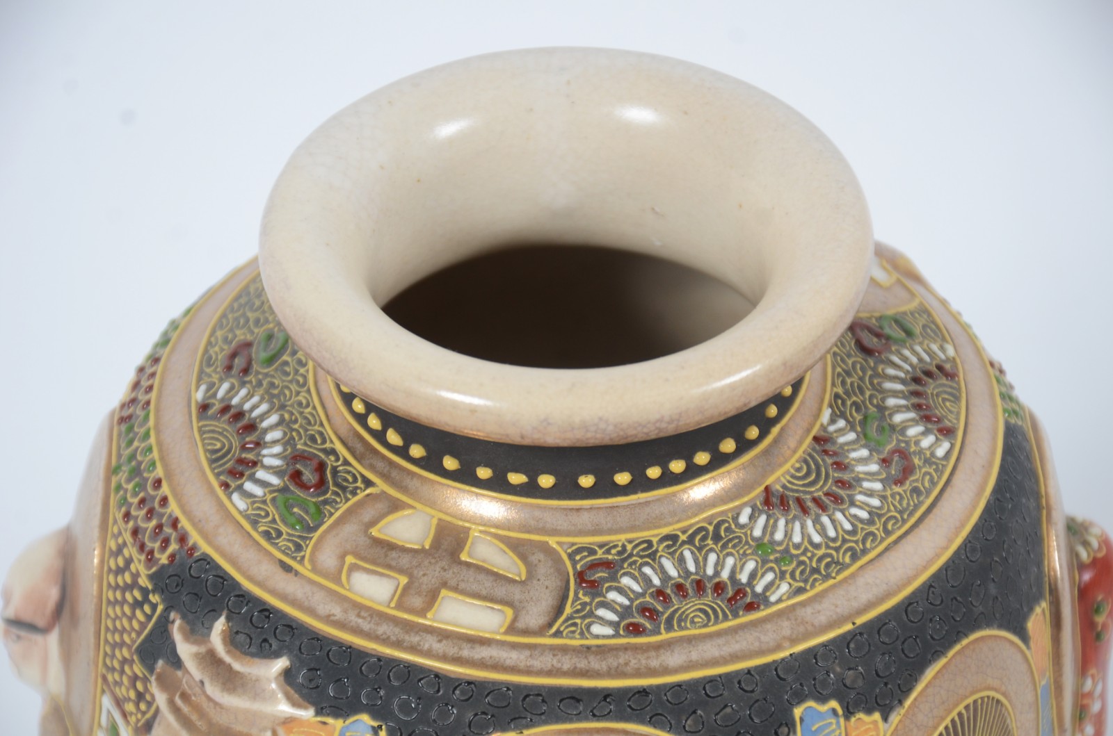 Vaso de faiança japonesa Satzuma decorado com figuras típicas em... - foto 5 de 7