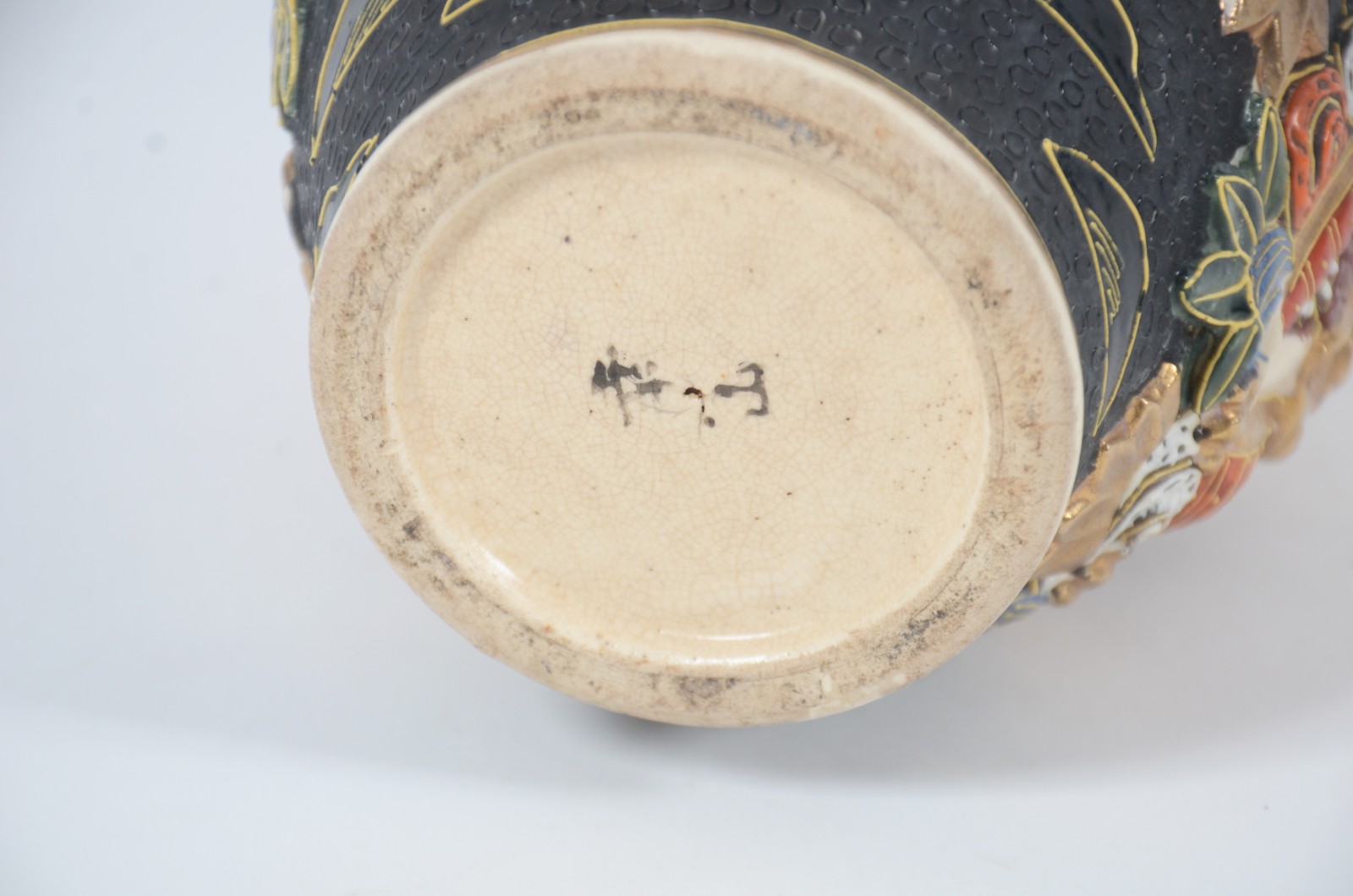 Vaso de faiança japonesa Satzuma decorado com figuras típicas em... - foto 7 de 7