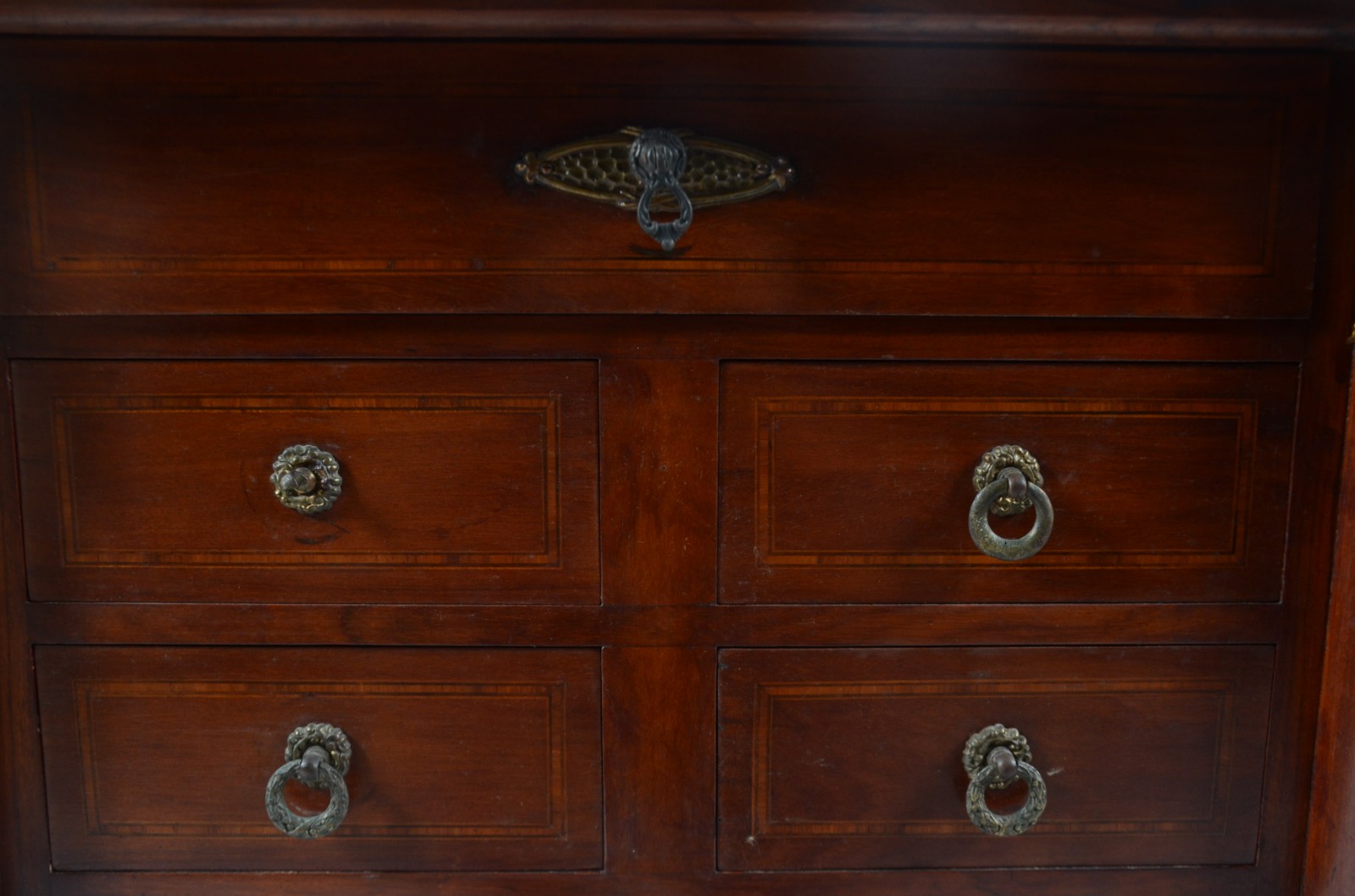 Aparador de madeira nobre com duas portas laterais encimadas por... - foto 6 de 11