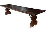 Antiga mesa de jantar de madeira nobre, pernas ... - Antiga mesa de jantar de madeira nobre, pernas laterais recortadas e unidas ao tampo por traves de metal (oxidado). Bordas trabalhadas em relevo...
