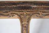 Casa Leandro Martins (1885-1960),  - Pequeno console de parede de madeira dourada com uma gaveta, tampo de mármore. Acompanha espelho entalhado com figuras de rosto angelical e outro masc