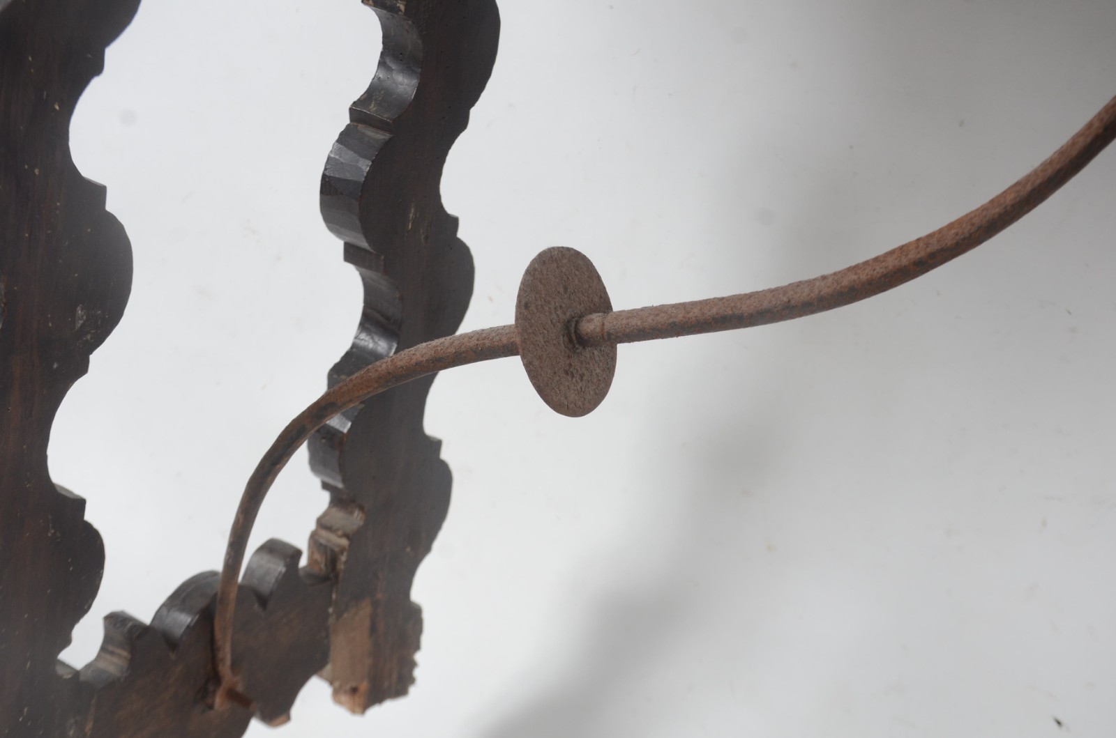 Antigo aparador de madeira rústica, pernas recortadas unidas ao tampo... - foto 5 de 11