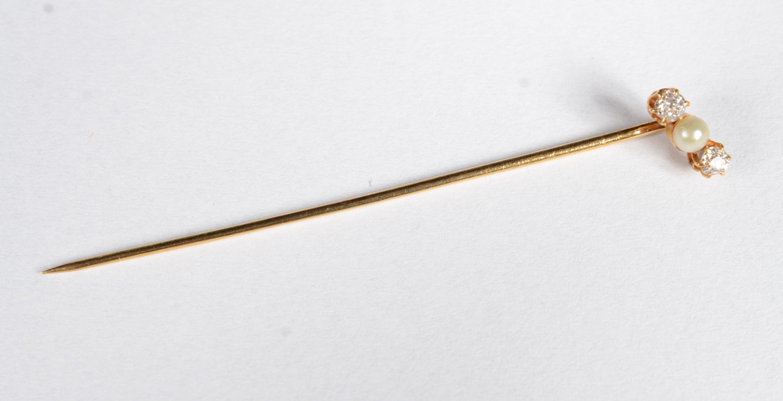 Alfinete de ouro 18K., 2 diamantes aproximado 0,05ct cada e uma... - foto 1 de 4