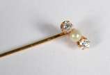 Alfinete de ouro 18K., 2 diamantes aproximado 0... - Alfinete de ouro 18K., 2 diamantes aproximado 0,05ct cada e uma perola. (Por motivos de segurança a peça não se encontra na loja)