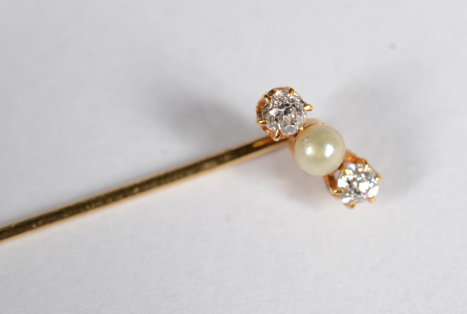 Alfinete de ouro 18K., 2 diamantes aproximado 0,05ct cada e uma... - foto 2 de 4