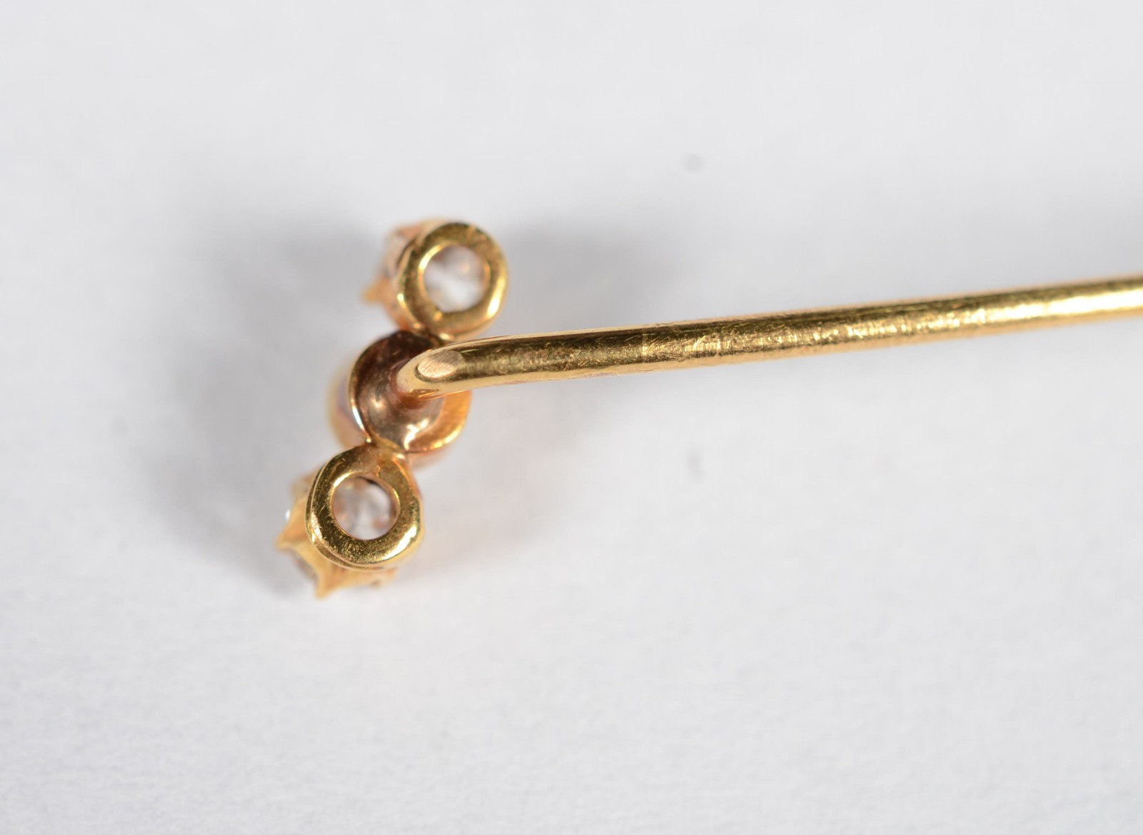 Alfinete de ouro 18K., 2 diamantes aproximado 0,05ct cada e uma... - foto 4 de 4