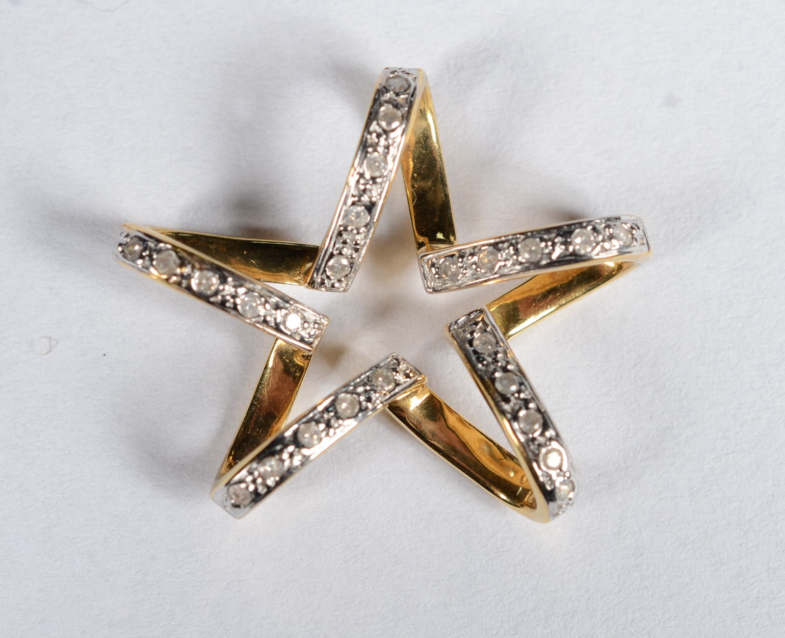 Pendente em ouro 18 k., contraste 750, feitio estrela de 5 pontas com... - foto 1 de 4