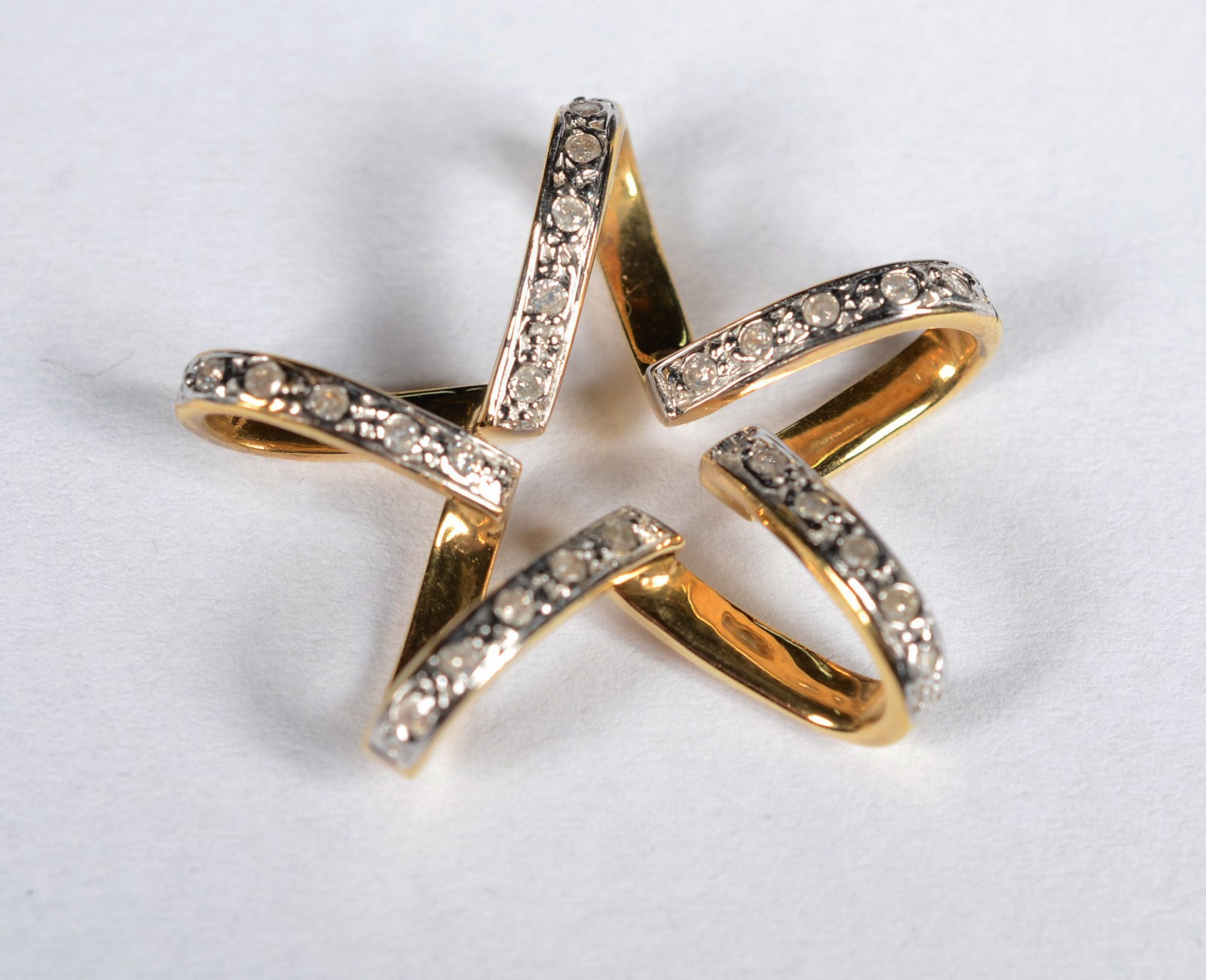 Pendente em ouro 18 k., contraste 750, feitio estrela de 5 pontas com... - foto 2 de 4