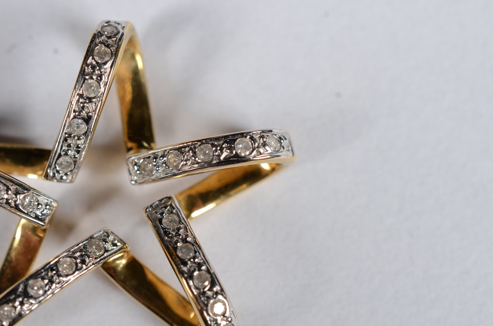 Pendente em ouro 18 k., contraste 750, feitio estrela de 5 pontas com... - foto 3 de 4