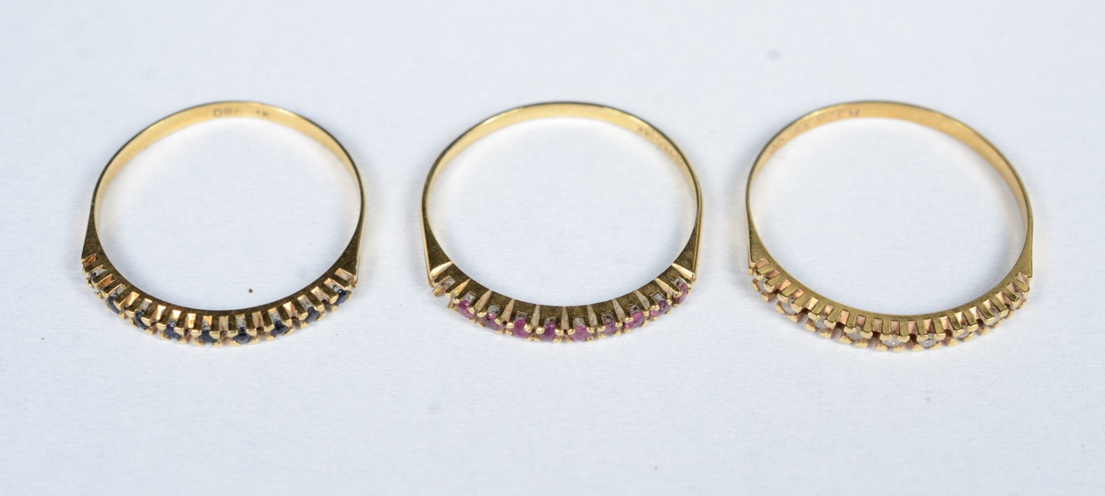 Conjunto de 3 alianças de ouro 18k., contraste 750, sendo : uma com... - foto 1 de 8