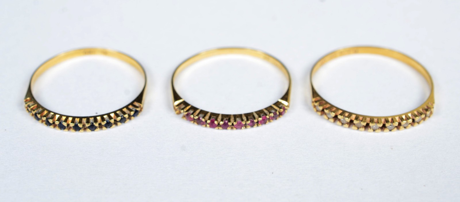 Conjunto de 3 alianças de ouro 18k., contraste 750, sendo : uma com... - foto 2 de 8