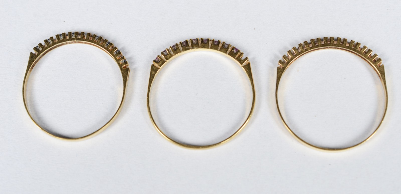 Conjunto de 3 alianças de ouro 18k., contraste 750, sendo : uma com... - foto 3 de 8