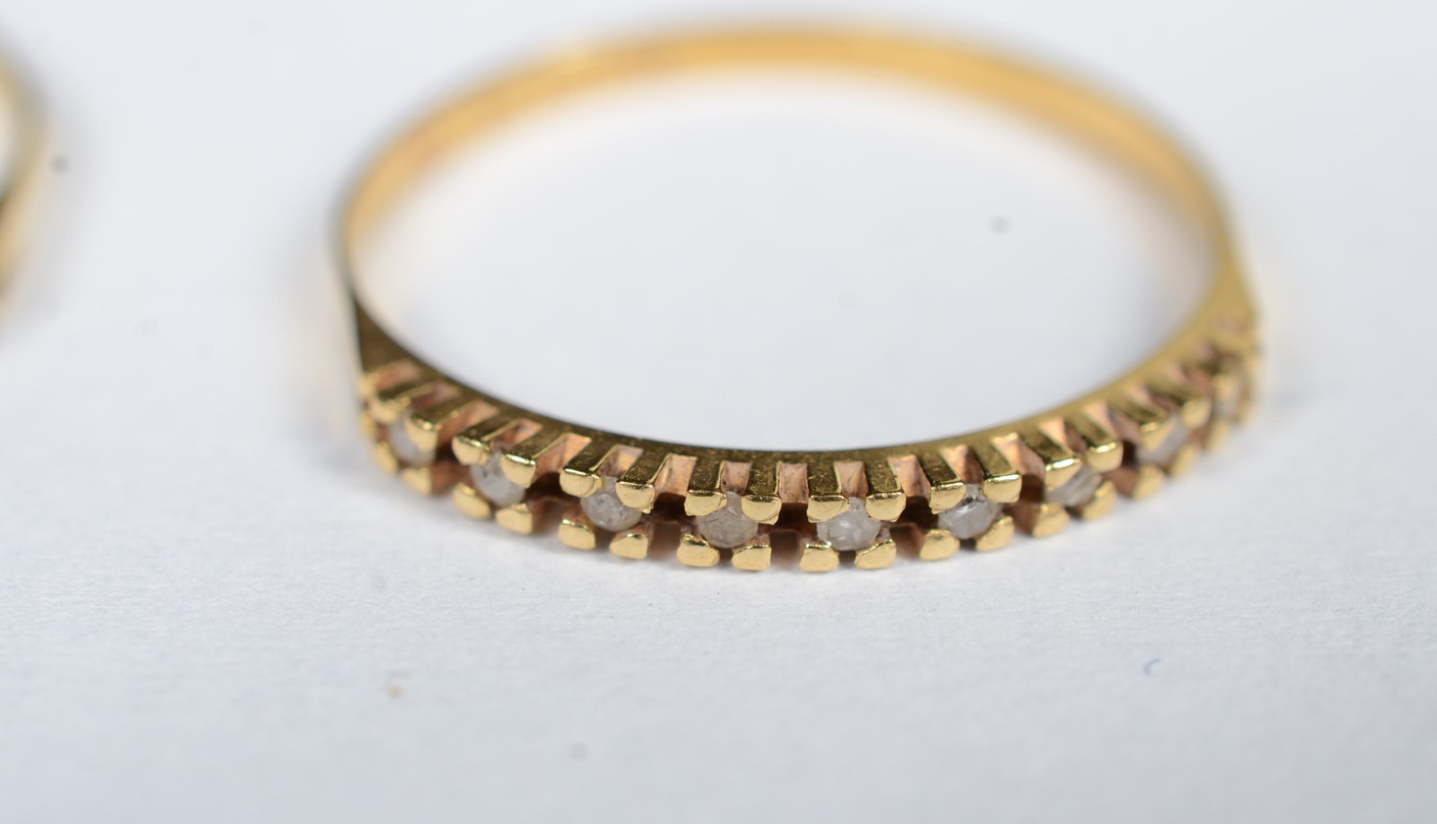 Conjunto de 3 alianças de ouro 18k., contraste 750, sendo : uma com... - foto 4 de 8