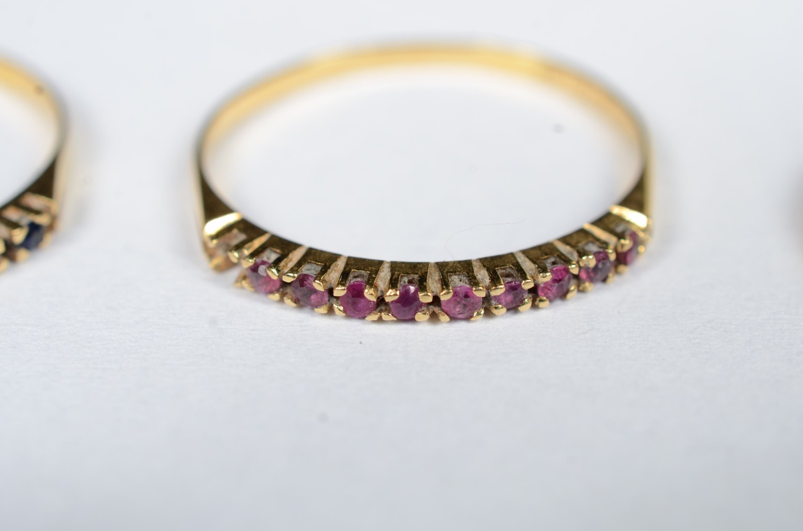 Conjunto de 3 alianças de ouro 18k., contraste 750, sendo : uma com... - foto 5 de 8