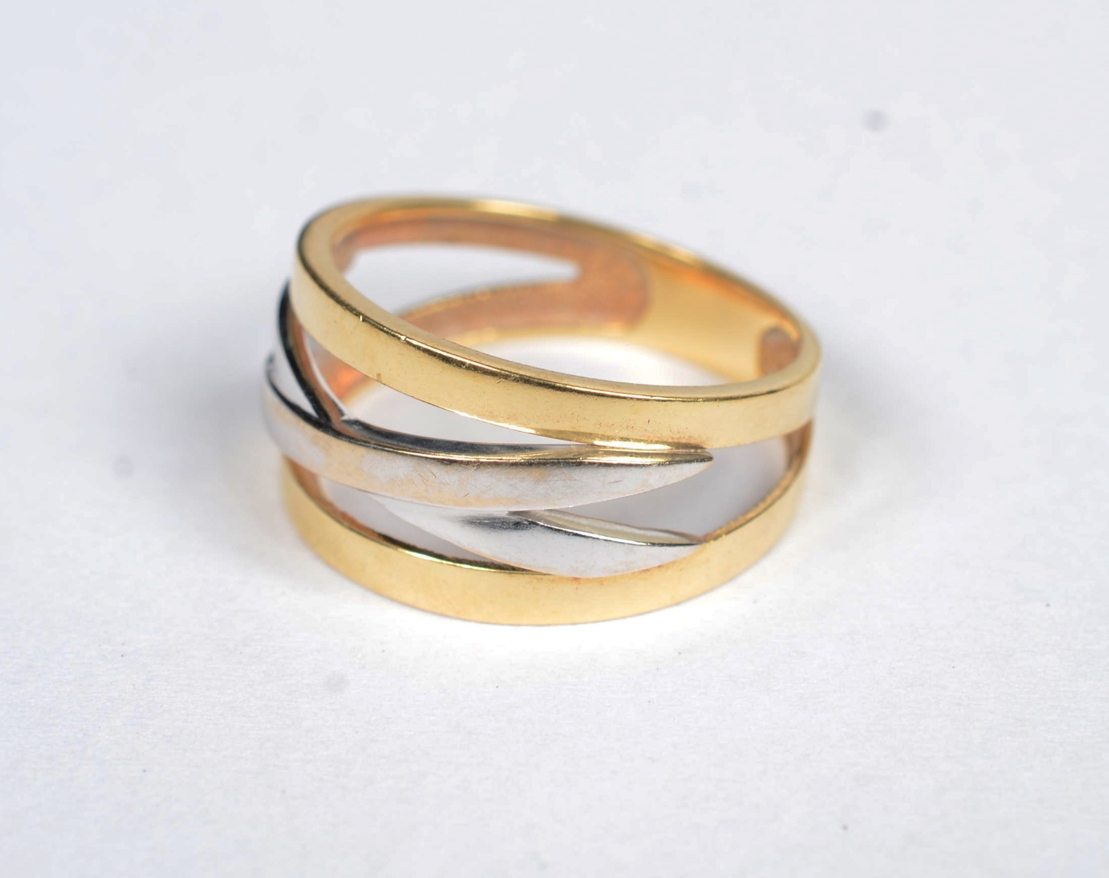 Anel de ouro 18 k., e ouro branco, feitio trançado e vasados. aro 16... - foto 1 de 7
