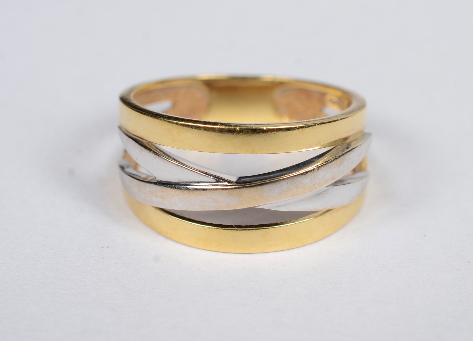 Anel de ouro 18 k., e ouro branco, feitio trançado e vasados. aro 16... - foto 2 de 7