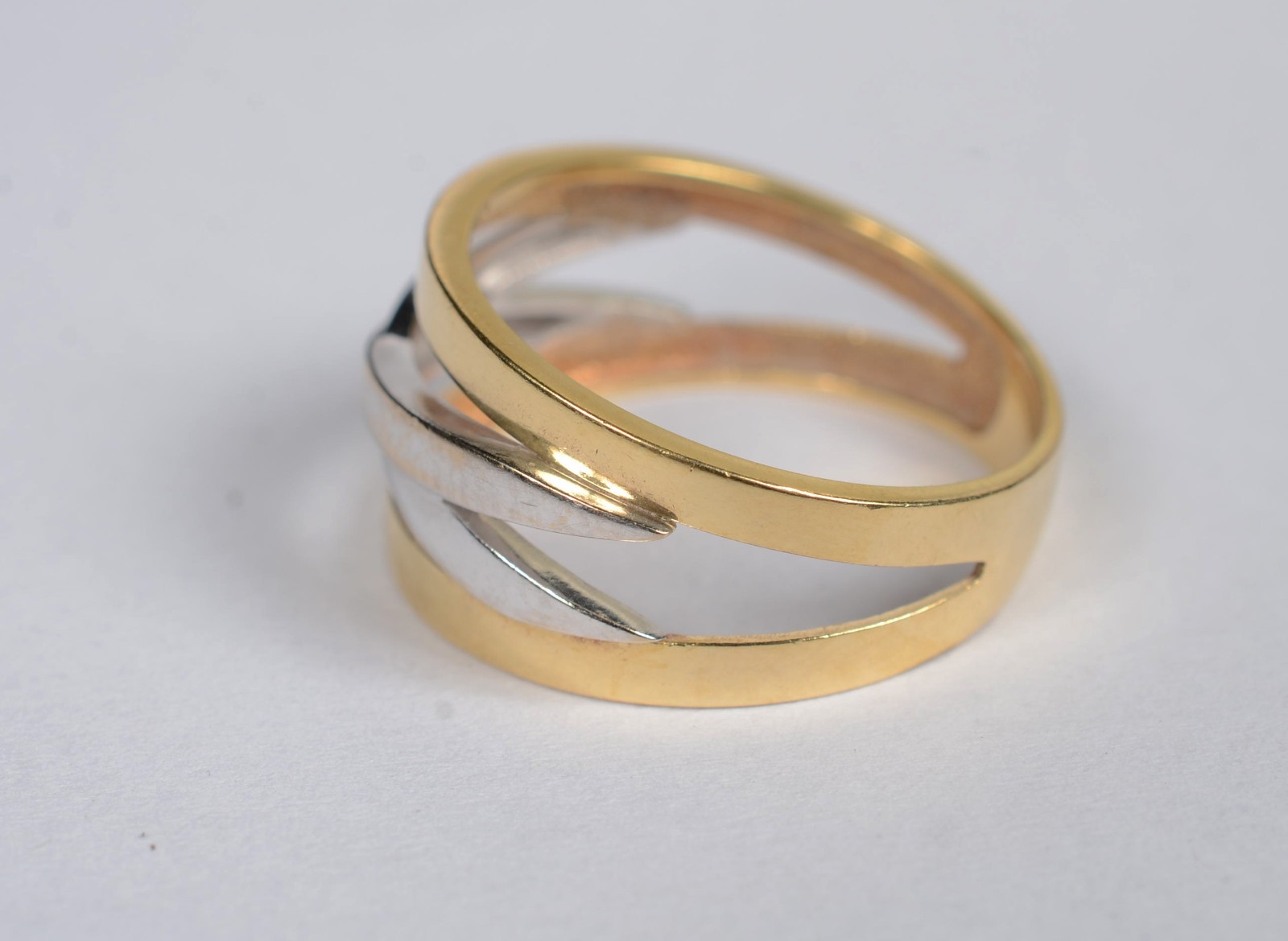 Anel de ouro 18 k., e ouro branco, feitio trançado e vasados. aro 16... - foto 3 de 7